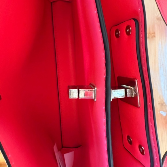 GUESS Large Uptown Chic Turnlock satchel vibrant pink - Picture 7 of 11